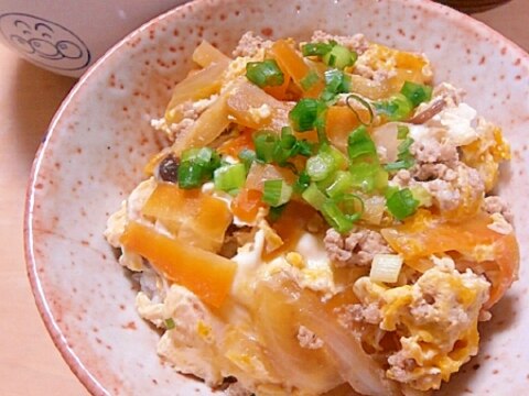 子供も食べやすい、鶏ひき肉の親子丼。野菜もたっぷり